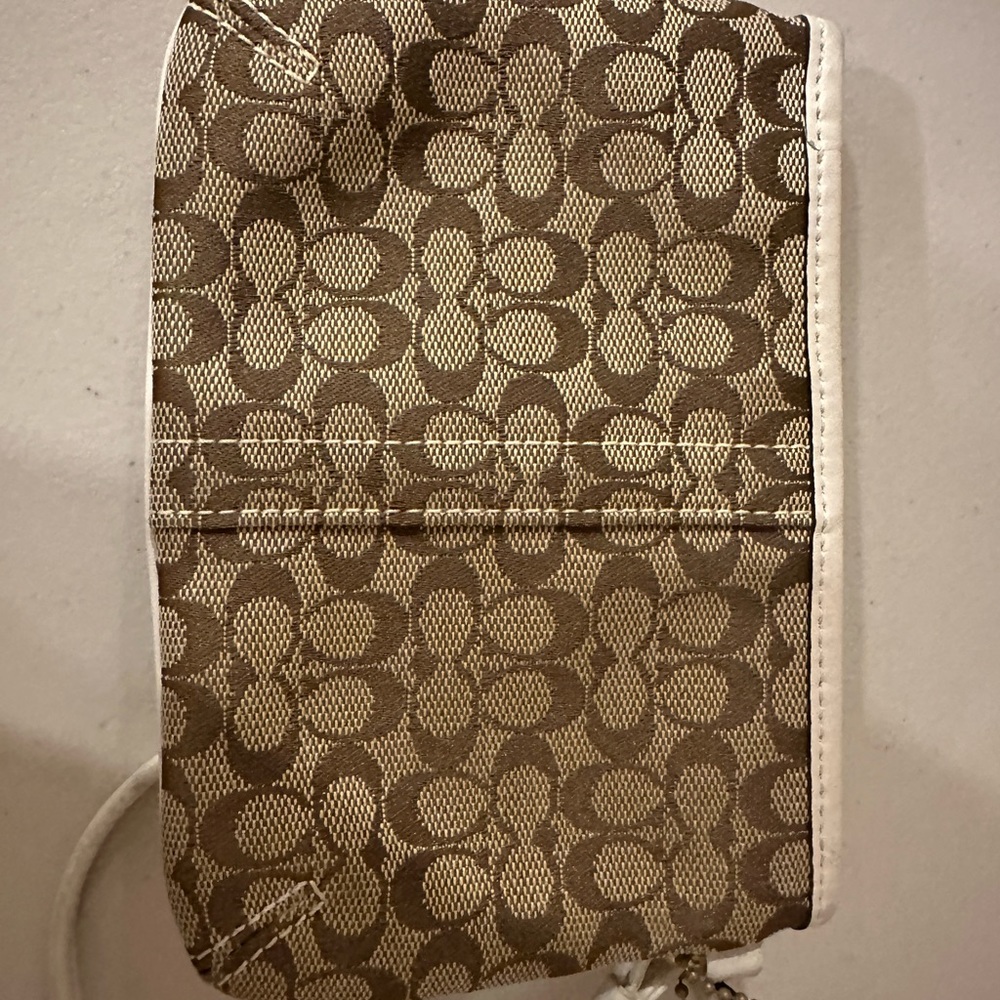 Coach wristlet excellent condition $18 - Picture 2 of 4